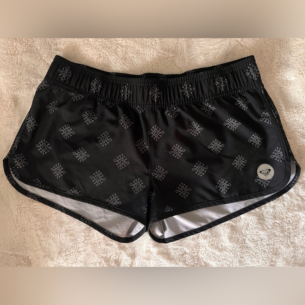 L Roxy active shorts